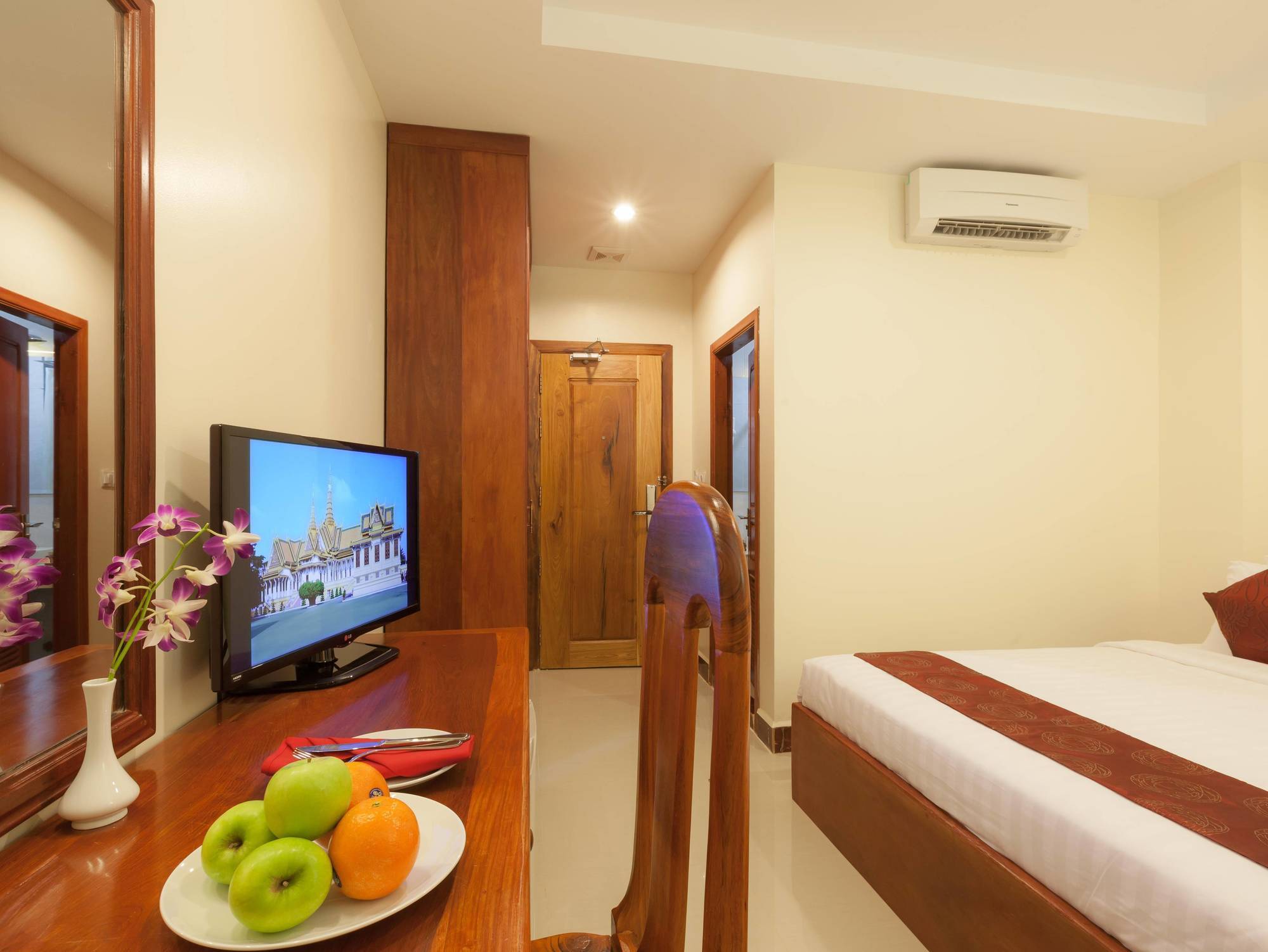Kirirom Crystal Hotel Phnom Penh Bagian luar foto